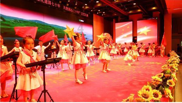 我的世界空岛飞翔之路3 满地图找铁矿，触发了岛屿的机关游戏画面